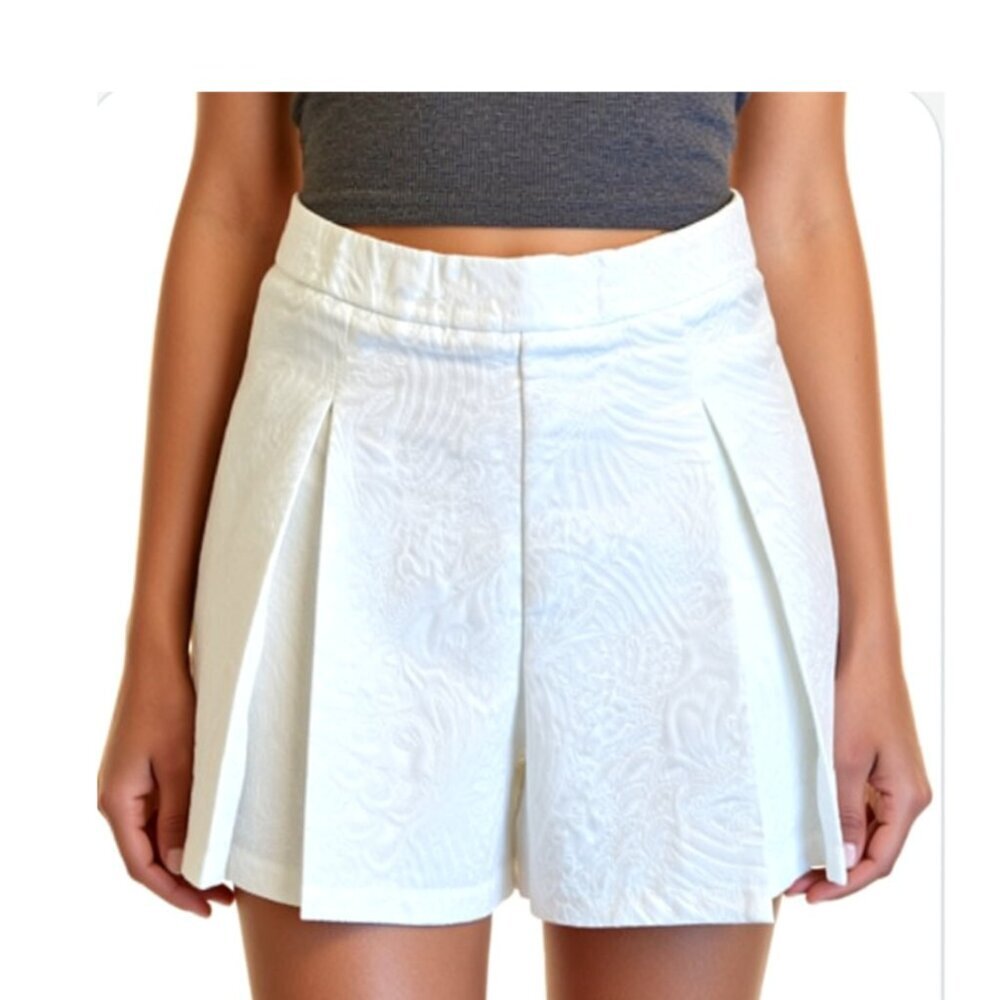Blithe  white embossed high-waisted shorts, size Medium  NWOT